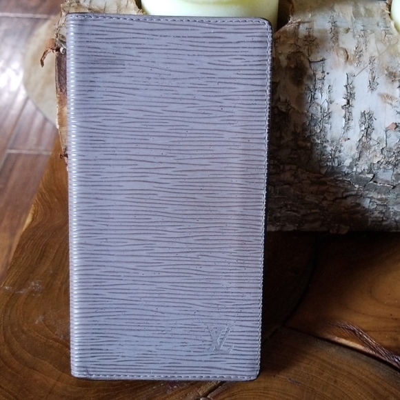Louis Vuitton Accessories - Authentic Louis Vuitton EPI card holder wallet